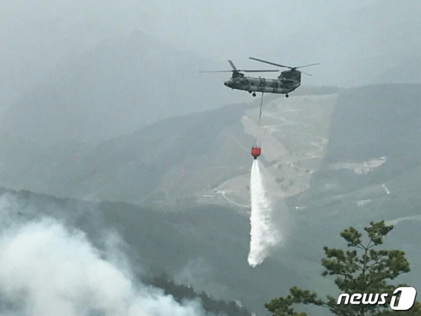 육군 헬기 조종사들, 산불 강릉·삼척서 火魔와 사투