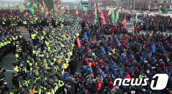 근로법 개정 요구 노동자들, 마포대교 남단서 경찰 대치